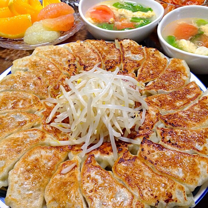 餃子です カリッ とジュワッ とみんな大好きなお味 レシピ 作り方 By ゆんゆんゅん 楽天レシピ 餃子です カリッ とジュワッ とみんな大好きなお味 レシピ 作り方 By ゆんゆんゅん 楽天レシピ